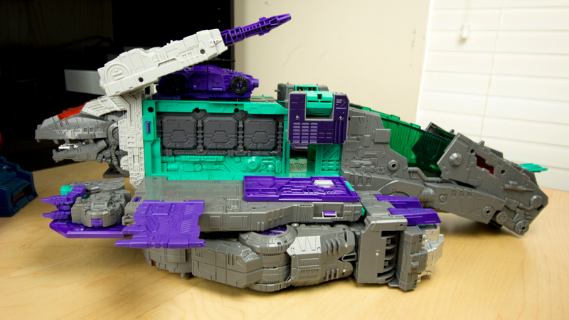 Pay no attention to Trypticon’s dinosaur face poking out the back.